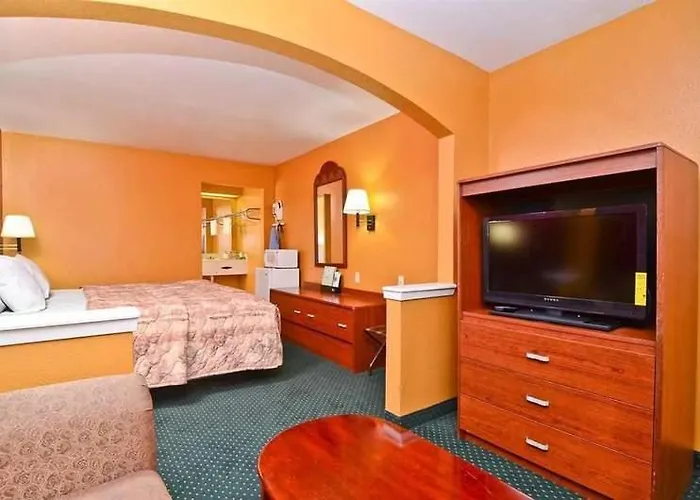 Pine Point Inn & Suites