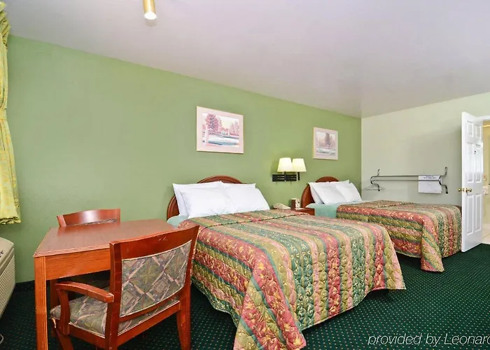Pine Point Inn & Suites