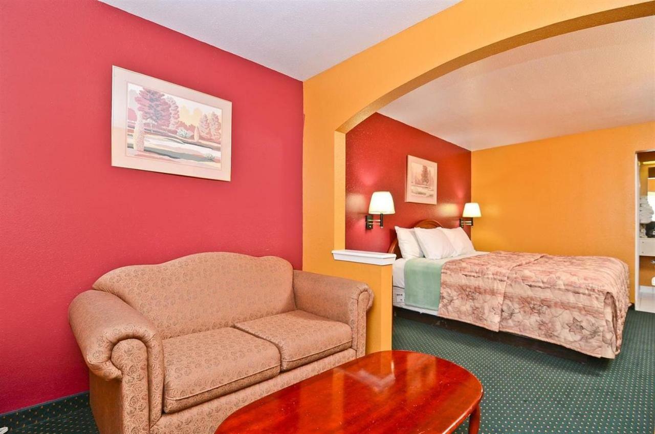 Pine Point & Hotel Smithville